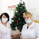 Новогодние елочки от волонтеров-медиков