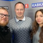 Иван Сергеевич Гончаров и ведущие шоу в студии
