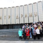 Группа сотрудников больницы перед театром драмы в Краснодаре