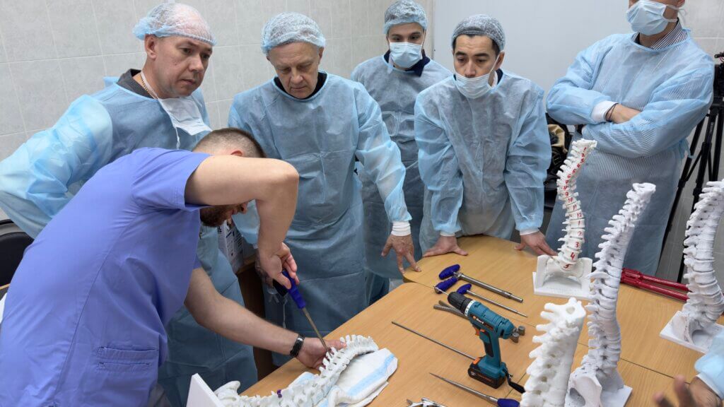 Нейрохирурги СККБ продолжают постигать тонкости мастерства